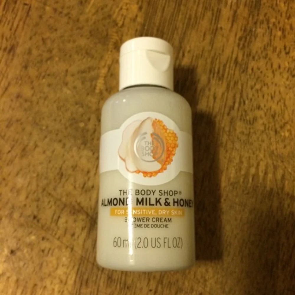 3/15$ ☁️ The Body Shop ALMOND MILK & HONEY shower cream